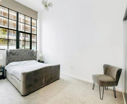 Botwell House | Modern Double Bedroom Room Near Heathrow
