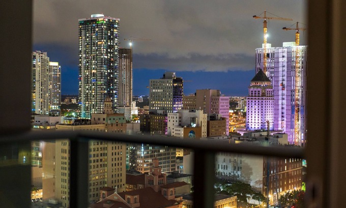 Overtown Condo | Modern Downtown 2BR Condo in the Heart of Miami Infinity Pool & Resort Amenities