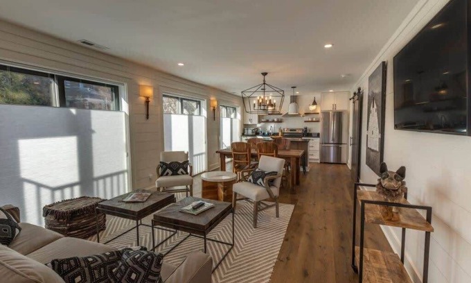 Highlands Apartment | Modern Downtown Apartment with Porch - Ravenel
