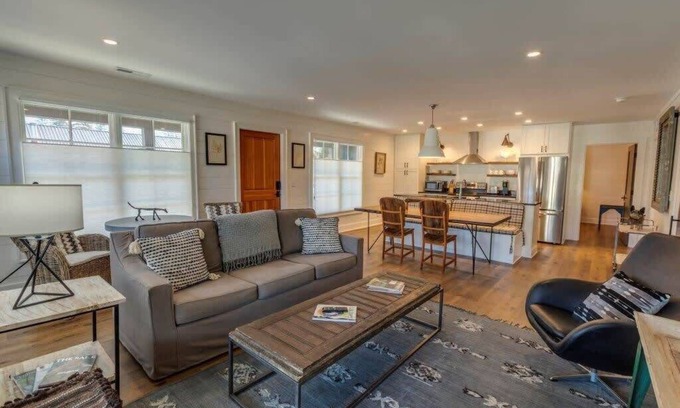 Highlands Apartment | Modern Downtown Apartment with Porch - Watson