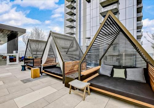 Rainey Street Historic District House | Modern Downtown Condo - Rooftop pool - Top Amenities
