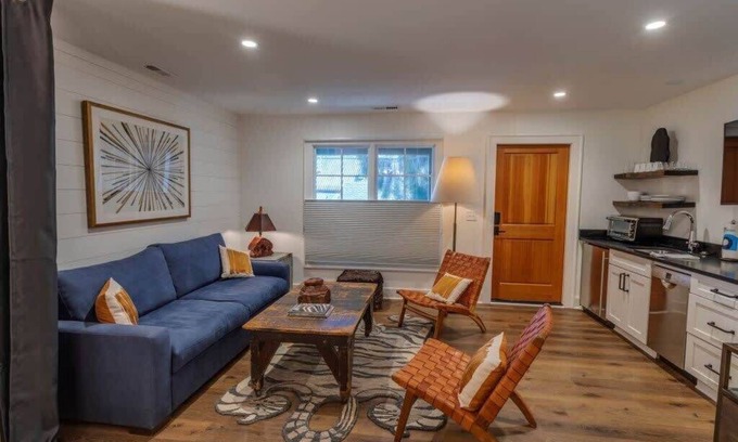 Highlands Apartment | Modern Downtown Studio Apartment - Padgett