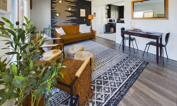 Corvallis House | 🌿 Modern Earthy Bungalow | KING Beds A/C Pet-Friendly Fenced Yard