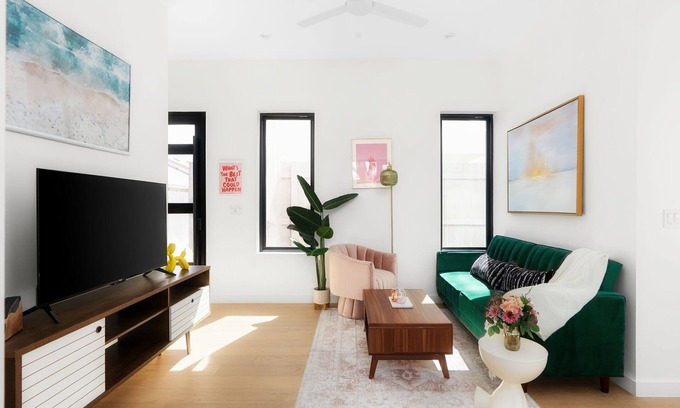 Govalle House | Modern East Austin Hideaway - Stylish - Walkable
