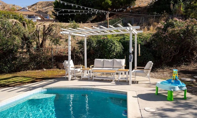 Burbank House | MODERN ELEGANCE: 4BR BURBANK HOUSE with SWIMMING POOL and FENCED PATIO/YARD p12