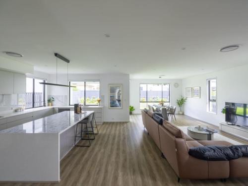 Rochedale House | Modern Elegance Spacious 5BR Retreat in Rochedale