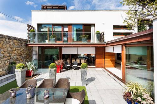 Ballsbridge House | Modern Elegance, steps from the Aviva! Home Cinema