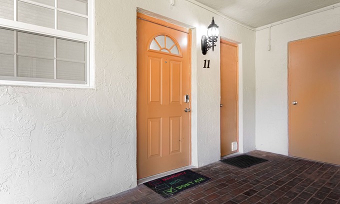 Pembroke Pines Condo | Modern Elegance: 2/2 Cozy Black & White Condo w. WiFi