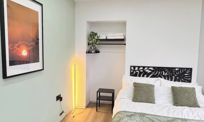 Staple Hill House | Modern en-suit room in bristol 1