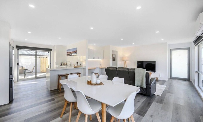 Rokeby House | Modern Escape, 2 Bed/Bath 12km to CBD/Airport.