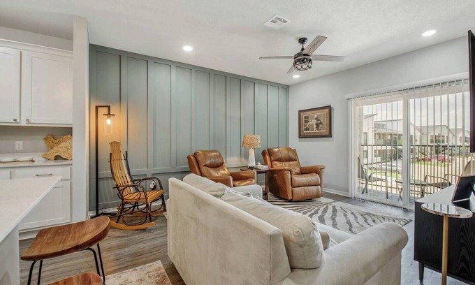 Bryan Apartment | Modern Escape - Allen Park