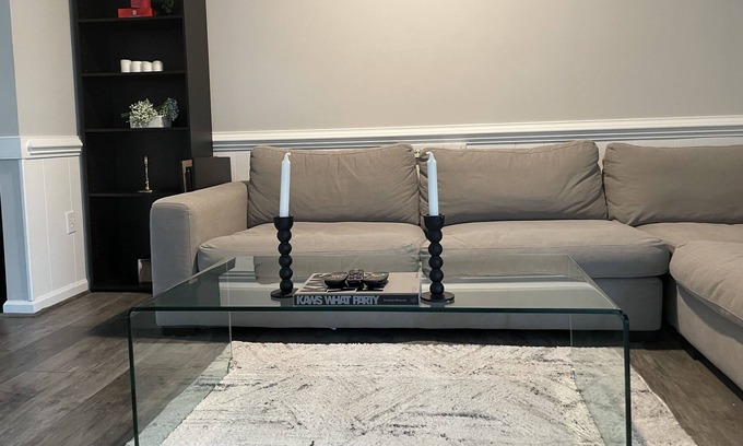 Chesapeake House | Modern Escape King Suite- 8 mins from greenbrier mall