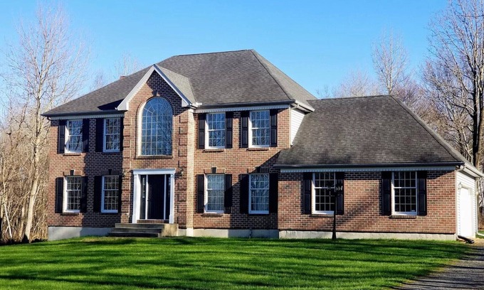 Effort House | Modern Estate★Private Pool!★7 Bed/3 Bath★Hot Tub★Movie Theater!★Game room★PETS!