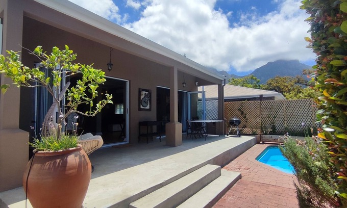 Claremont Cottage | Modern family friendly home with splash pool, safe and very convenient location