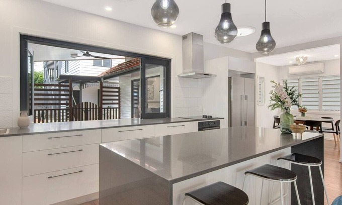 Graceville House | Modern family home in a leafy riverside suburb