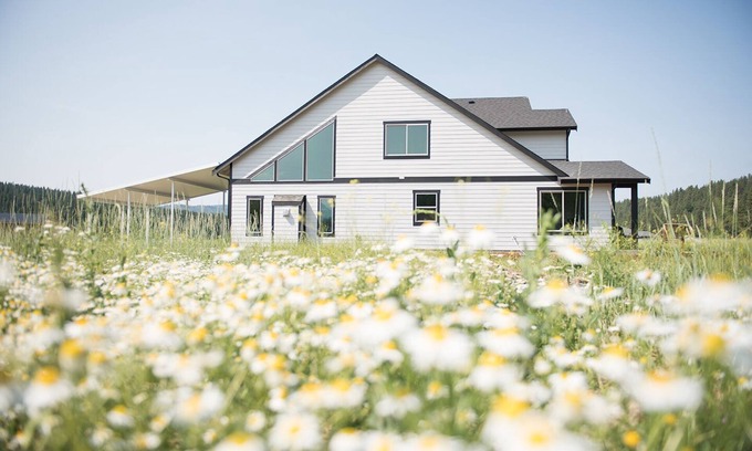 Cle Elum House | Modern Family Mountain Retreat [NEW est. 2023]: Hot Tub, Fire Pit, AC, Starlink