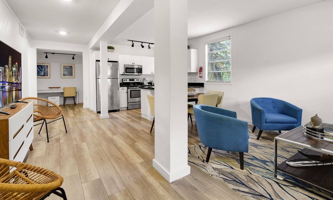 Coral Way Condo | Modern & Fancy 2BD Apartment w/ Pool & Garden