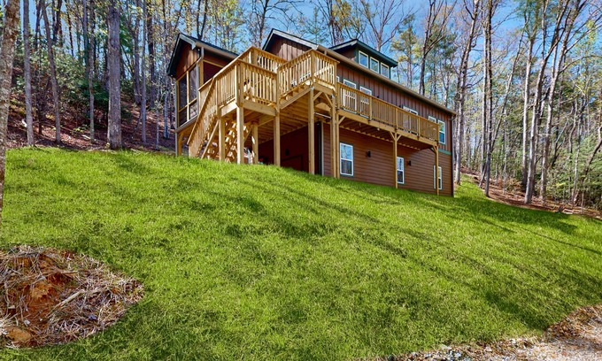 Sautee Nacoochee Cabin | Modern farm style, dog friendly cabin with game room and screened in deck