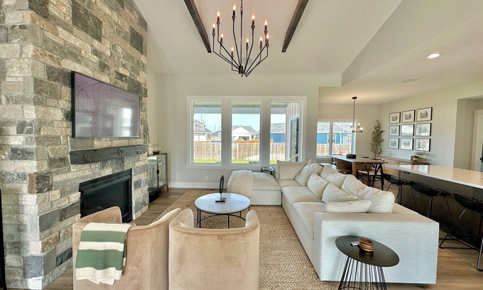 Lincoln House | Modern Farmhouse - 4 Bd 3 Bth