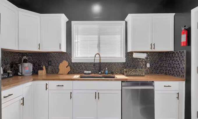 Detroit House | Modern Farmhouse Oasis, Group Stay, Telsa Charging