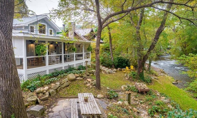 Bryson City Other | Modern Farmhouse on Deep Creek. Hot Tub. Close to Town and Nat'l Park Entrance.