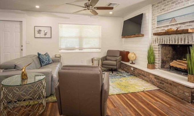 North River Shores House | Modern Farmhouse Retreat – Heated Pool & Close to Beaches!