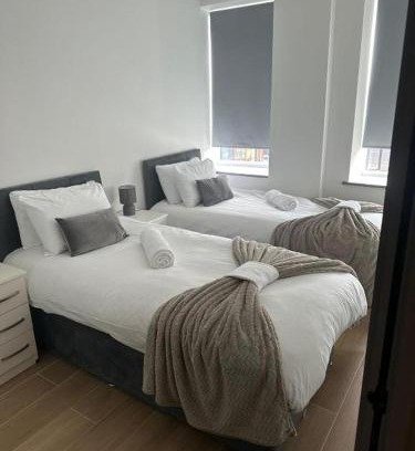 West Finchley Apartment | Modern Finchley 2BR Sleeps 6