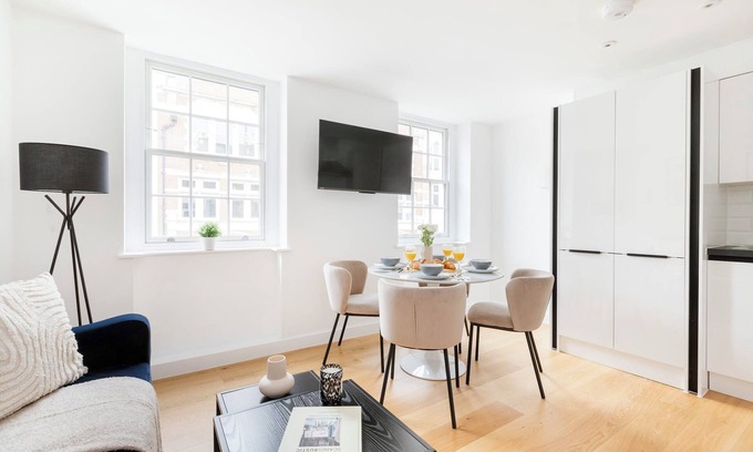Fitzrovia Apartment | Modern Fitzrovia 1BR with Balcony by Soho