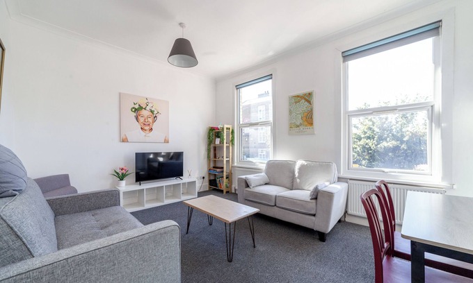 Highbury West Apartment | Modern flat - 5 mins from the Arsenal/Finsbury Park. Sleeps 4/5