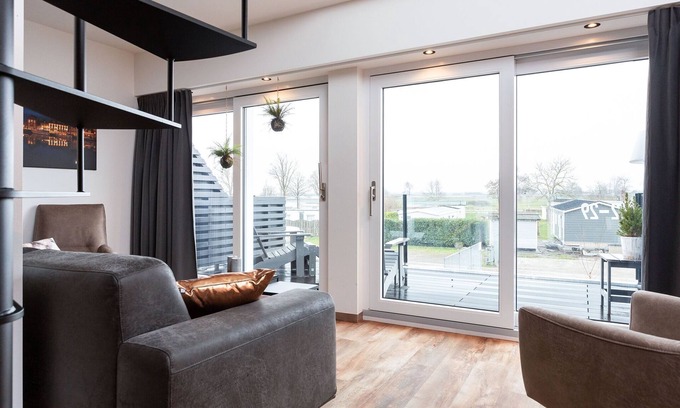 Offingawier Apartment | Modern flat at the Sneekermeer lake