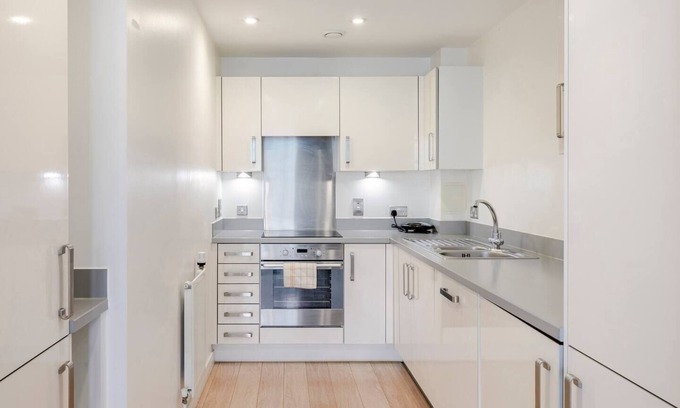 Coldharbour Apartment | Modern flat, excellent location!