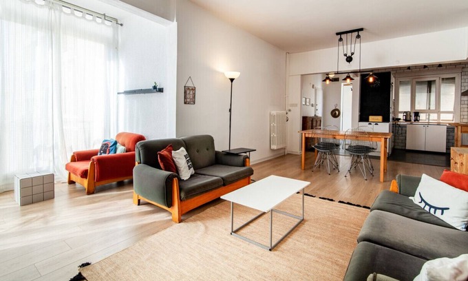 Kadikoy Apartment | Modern Flat with Central Location in Kadikoy