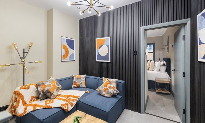 Kings Cross St. Pancras House | Modern & Funky 3-BR Duplex with Games Room & Sauna