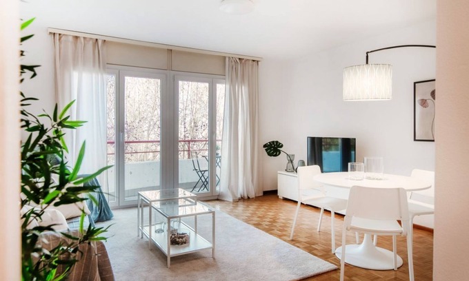 Chiasso Apartment | Modern furnished two-bedroom near the Italian border (PINK FLAT)