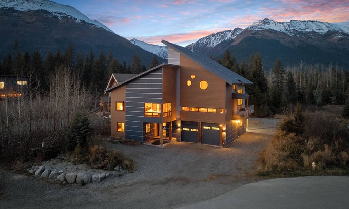 Alyeska House | Modern Girdwood House w/Hot Tub, Sauna, and Fire Place