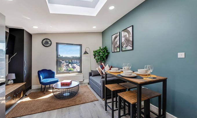 Bounds Green Apartment | Modern Glam - 2BR Apartment in London