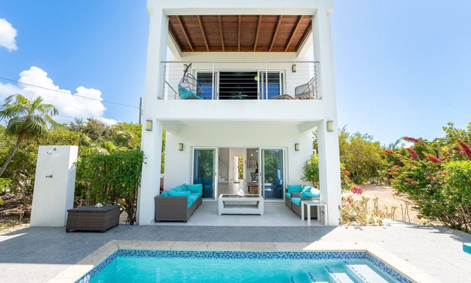 The Bight Villa | Modern Grace Bay villa with Pool 3 mins walk to Beach & Reef Sleeps 4 ,Gardens