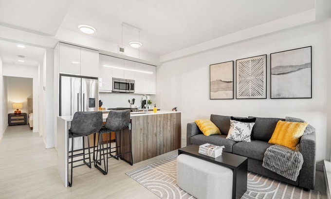 Sunnyside Apartment | Modern Ground-Level Suite UG Parking, AC, C-Train