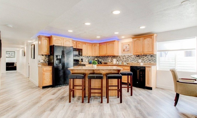 Salt Lake City House | Modern Guest Suite, King Ensuite, Downtown Airport