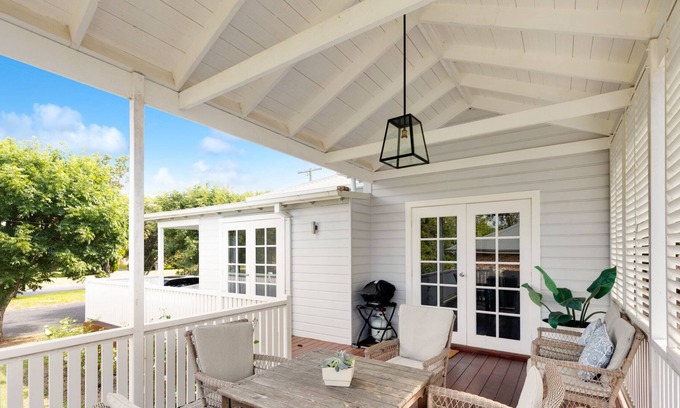 Central Mudgee House | Modern Hamptons Cottage with Outdoor Deck