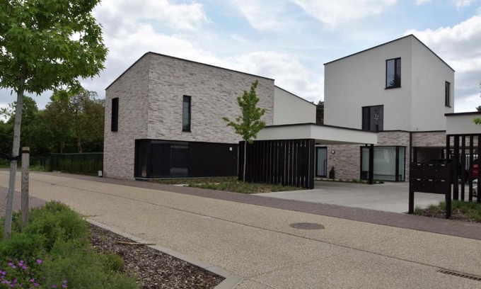 Eisden-Tuinwijk Villa | Modern holiday home in Maasmechelen with sauna