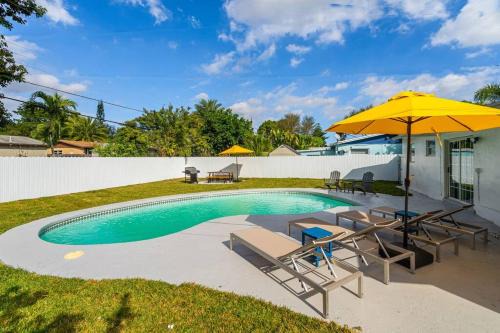 Driftwood House | Modern Home 3 Bedrooms with Pool, 18 minutes to Ocean
