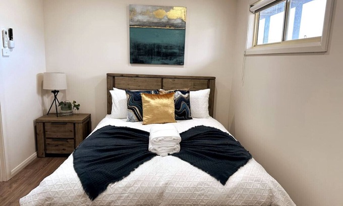 Greenwell Point House | Modern Home 4mins drive to Oyster Farm with Parking