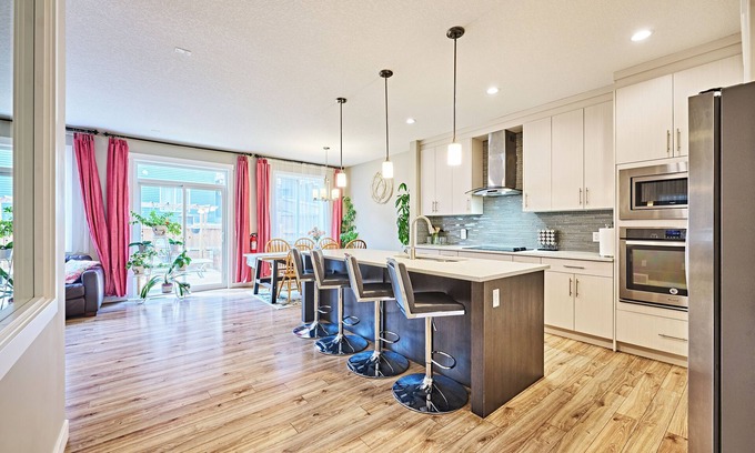 Symons Valley House | Modern Home 7BR | 5BA | 2Kit – Near Airport & Banff
