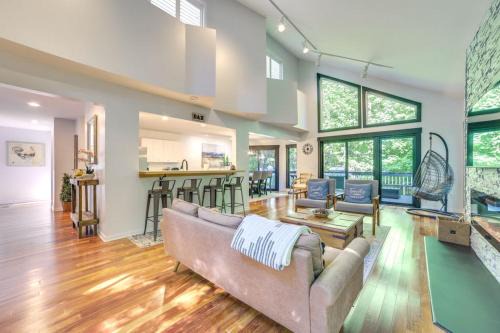 Birchwood Farms House | Modern home close to lake