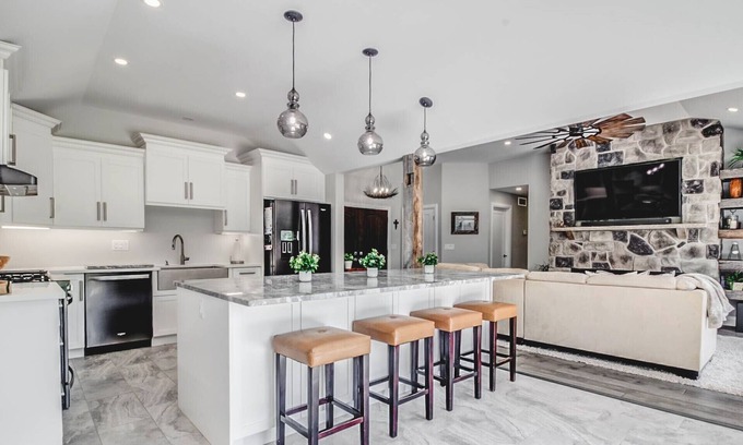 Lakeshore House | Modern Home- Hot Tub @ Sauna-Minutes from Wine Country