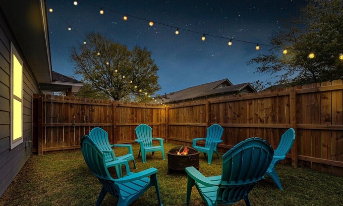 Waco House | Modern Home near 2 miles from Baylor & Magnolia| Private Backyard