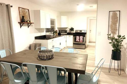 Gladeview House | Modern home near WYNWD MIA Design District Beach