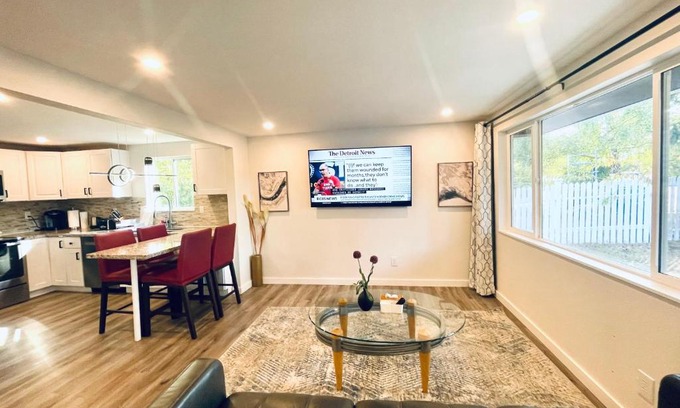 Bitter Lake Villa | Modern Home with Air Conditioners Near Bitter Lake