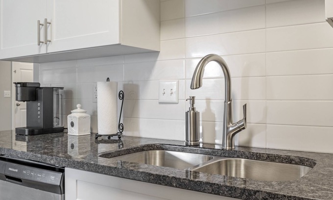 Springfield Apartment | Modern homey Suite, close to all attractions in downtown Springfield. .